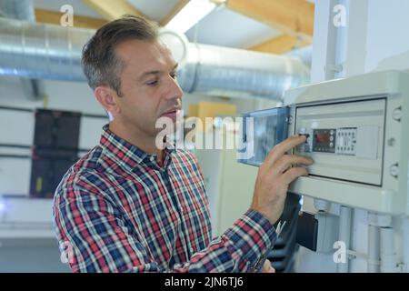homme utilisant des machines dans une usine moderne Banque D'Images