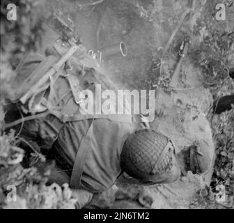 Ouverture des Forces britanniques Airbourne en Hollande -- parachutistes en action avec 3in. Mortiers tirant sur des positions ennemies à travers le Rhin. Quand le 1st., allié le 1st. L'armée Allied Airbourne a été abandonnée en Hollande, les photographes de l'unité de film et de photographie de l'Armée étaient avec eux. Il s'agit de l'une des premières photos reçues. Un des photographes écrit dans une lettre datée du 20th septembre., « c'est le quatrième jour si la lutte contre un travail d'appareil photo est presque de la question. Toute la journée, nous avons été sous le feu de obus, de mortes et de machines. 28 septembre 1944. (Photo par British Official Photograph). Banque D'Images