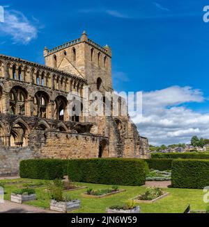 Jedburgh, Royaume-Uni - 18 juin 2022 : vue sur les ruines de l'abbaye de Jedburgh en Auguste Banque D'Images