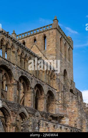 Jedburgh, Royaume-Uni - 18 juin 2022 : vue architecturale détaillée des ruines de l'abbaye de Jedburgh en Auguste Banque D'Images