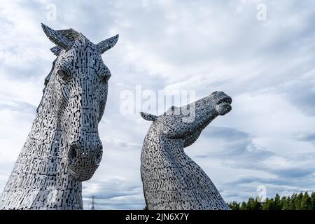 Falkirk, Royaume-Uni - 20 juin 2022 : les Kelpies à Falkirk sous un ciel couvert expressif Banque D'Images
