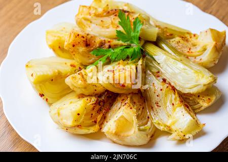 Bulbes de fenouil bio cuits au sel et au poivre. Plat de fenouil à l'huile d'olive. Banque D'Images