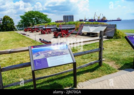 Baltimore, MD, États-Unis – 2 août 2022 : canons au monument national de fort McHenry et au sanctuaire historique de Baltimore. Banque D'Images