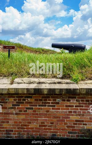 Baltimore, MD, États-Unis – 2 août 2022 : canons au monument national de fort McHenry et au sanctuaire historique de Baltimore. Banque D'Images