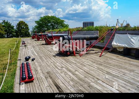 Baltimore, MD, États-Unis – 2 août 2022 : canons au monument national de fort McHenry et au sanctuaire historique de Baltimore. Banque D'Images