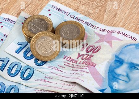 Billets et pièces de la livre turque sur table en bois Banque D'Images