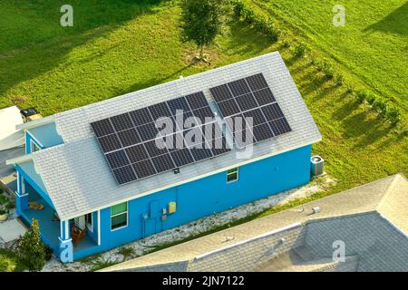 Vue aérienne bâtiment toit avec rangées de panneaux photovoltaïques solaires bleus pour produire de l'énergie électrique écologique propre.L'électricité renouvelable avec zéro Banque D'Images