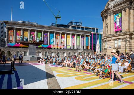 Des foules de gens qui regardent le site du Festival des Jeux du Commonwealth 2022 à Victoria Square, Birmingham avec l'architecture ancienne de la Maison du Conseil Banque D'Images