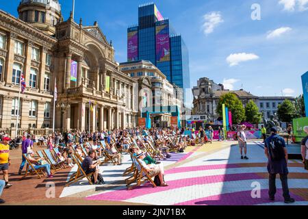 Des foules de gens qui regardent le site du Festival des Jeux du Commonwealth 2022 à Victoria Square, Birmingham avec l'architecture ancienne de la Maison du Conseil Banque D'Images