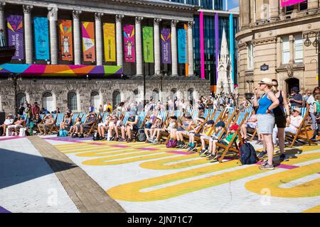 Des foules de gens qui regardent le site du Festival des Jeux du Commonwealth 2022 à Victoria Square, Birmingham avec l'architecture ancienne de la Maison du Conseil Banque D'Images