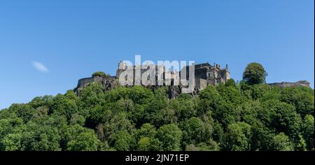 Stirling, Royaume-Uni - 20 juin 2022 : vue sur le château de Stirling et la colline du château avec forêt verte d'été sous un ciel bleu Banque D'Images