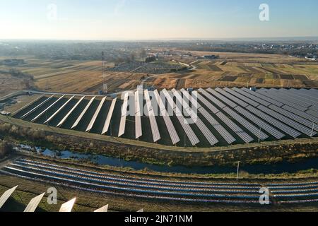 Vue aérienne d'une grande centrale électrique durable avec des rangées de panneaux photovoltaïques solaires pour produire de l'énergie électrique écologique propre Banque D'Images