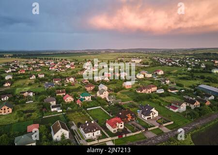 Vue aérienne des maisons résidentielles dans la zone rurale de banlieue au coucher du soleil Banque D'Images