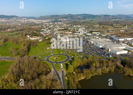 Vue aérienne de l'intersection avec le rond-point et la circulation dense en mouvement. Carrefour urbain de transport circulaire Banque D'Images