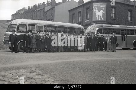 1950s, historique, voyage en autocar, via le Sheffield-Torquay Express, des passagers masculins et féminins se font la queue dans la rue de Grimesthorpe Rd, Sheffield, South Yorkshire, Angleterre, Royaume-Uni, Pour une photo avant le voyage vers le sud jusqu'à la station balnéaire de Torquay. C'était une excursion d'une nuit, partant vendredi, arrivant à Torquay 8,00am samedi matin, puis de retour à sheffield le dimanche. C'est une aventure pour le groupe d'âge qui se tient dans la rue. Banque D'Images