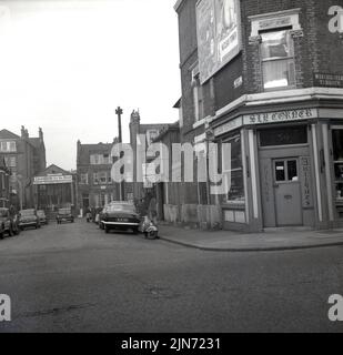 1960s, vue historique de cette époque de l'angle de Ruvigny Gardens et Winchester Terrace, Putney, sud-ouest de Londres, Angleterre. ROYAUME-UNI. 'Sid Corner', un magasin d'antiquités et de briques et de briques sur Winchester Terrace. Fabricants d'instruments scientifiques, Oassiciaide, à la fin des jardins de Ruvigny. Banque D'Images