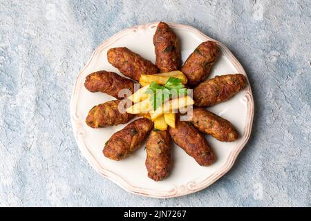 Cuisine turque traditionnelle; boulettes de viande sèches ou boulettes de viande inegöl avec pommes de terre (nom turc; Kuru kofte) Banque D'Images