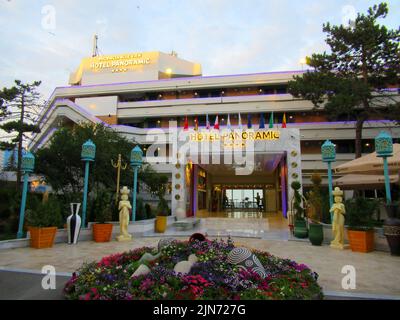 L''Hotel Panoramic fait partie du complexe Amphitheatre-Belvedere-Panoramic, situé dans la station balnéaire d''Olimp, sur le front de mer, à 50 mètres de la plage. Banque D'Images