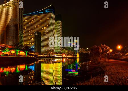 Batumi, Géorgie. 1 juillet 2022 : éclairage de nuit sur les gratte-ciel Banque D'Images