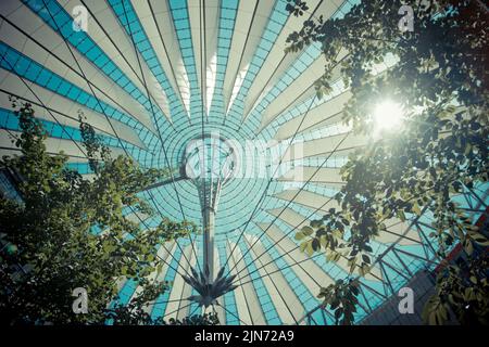 Vue en angle bas sur le dôme du Sony Center de la Potsdamer Platz à Berlin, en Allemagne. Banque D'Images