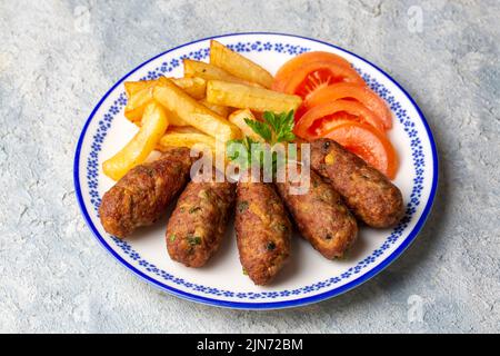 Cuisine turque traditionnelle; boulettes de viande sèches ou boulettes de viande inegöl avec pommes de terre (nom turc; Kuru kofte) Banque D'Images