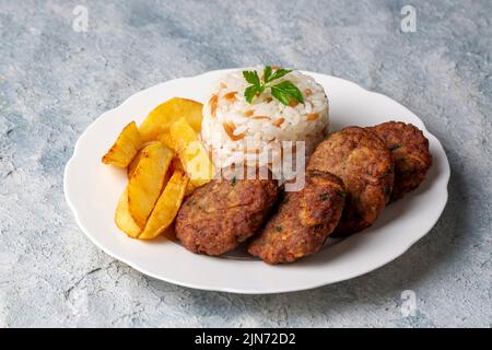 Cuisine turque traditionnelle; boulettes de viande sèches ou boulettes de viande inegöl avec pommes de terre (nom turc; Kuru kofte) Banque D'Images