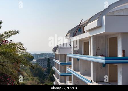 Vue sur les maisons monolithiques en construction. Fragment d'une nouvelle maison d'élite et d'un complexe résidentiel. Copier l'espace. Ciel bleu Banque D'Images