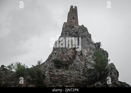 Vovnushki. Tour de garde médiévale construite au sommet de la montagne, Ingouchie. Banque D'Images