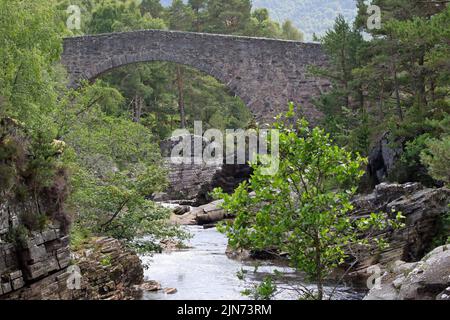 Le Silver Bridge au-dessus de la rivière Black Water dans les Highlands écossais. Banque D'Images