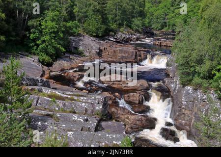 Une série de petites cascades sur la rivière Black Water dans les Highlands écossais. Banque D'Images