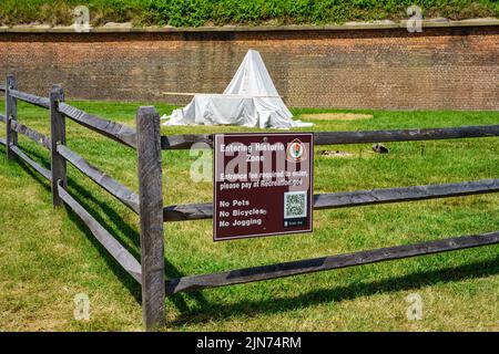 Baltimore, MD, États-Unis – 2 août 2022 : la passerelle menant à l'entrée du monument national de fort McHenry et du sanctuaire historique de Baltimore. Banque D'Images