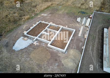 Vue aérienne de haut en bas des travaux de construction de la fondation en béton de la maison neuve sur le chantier de construction Banque D'Images