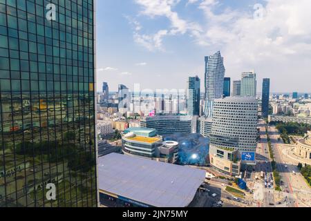 7.22.2022 Varsovie, Pologne. Belle vue aérienne du centre de Varsovie. Gare centrale, Zlote Tarasy et Skyscraper Zlota 44 en arrière-plan. Photo de haute qualité Banque D'Images