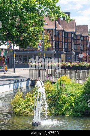 L'étang sur la High Street, Watford, Hertfordshire, Angleterre, Royaume-Uni Banque D'Images