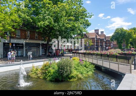 L'étang sur la High Street, Watford, Hertfordshire, Angleterre, Royaume-Uni Banque D'Images