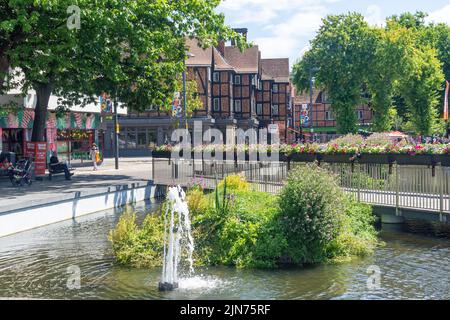 L'étang sur la High Street, Watford, Hertfordshire, Angleterre, Royaume-Uni Banque D'Images