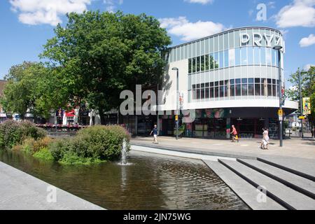 L'étang sur la High Street, Watford, Hertfordshire, Angleterre, Royaume-Uni Banque D'Images