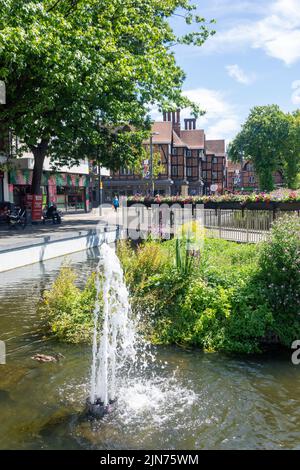 L'étang sur la High Street, Watford, Hertfordshire, Angleterre, Royaume-Uni Banque D'Images