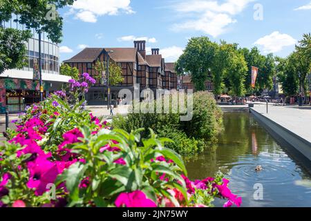 L'étang sur la High Street, Watford, Hertfordshire, Angleterre, Royaume-Uni Banque D'Images