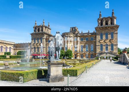 Vue sur le palais depuis les jardins aquatiques, Blenheim Palace, Woodstock, Oxfordshire, Angleterre, Royaume-Uni Banque D'Images