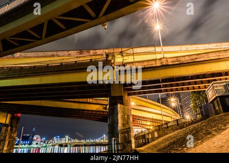 Une vue panoramique sur de charmants ponts et le parc PNC pendant la nuit à Pittsburgh, Pennsylvanie Banque D'Images