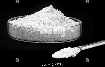 Le sulfate de baryum, solide cristallin blanc avec la formule chimique BaSO₄, est utilisé comme produit de contraste pendant les procédures de radiographie. Banque D'Images