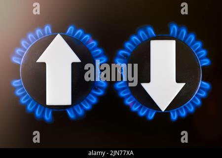 Prix de l'essence. Les chaînes d'approvisionnement et la crise du gaz énergétique. Cuisinière à gaz avec une flamme brûlante et une flèche graphique pointant vers le haut et vers le bas Banque D'Images