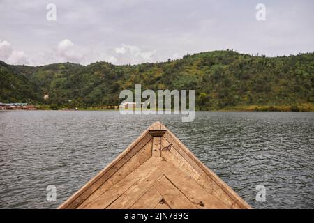 Paysage tropical avec bois et lac dans le pays d'Afrique de l'est Banque D'Images