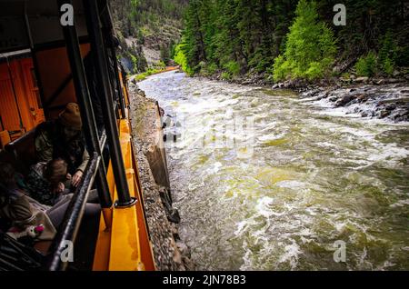 À bord du train étroit entre Durango et Silverton Colorado juste à côté de la rivière Rushing Banque D'Images