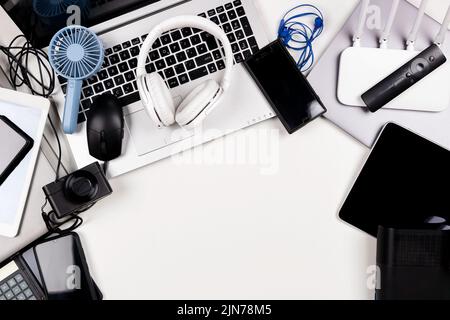 Vieux ordinateurs portables, tablettes numériques, téléphones mobiles, beaucoup de dispositifs électroniques de gadgets utilisés sur la table blanche. Vue de dessus. Obsolescence planifiée, e-déchets Banque D'Images