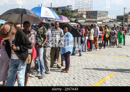 Nakuru, Kenya. 09th août 2022. Les électeurs font la queue pour voter à la station de vote des chemins de fer dans la circonscription de Nakuru Town East pendant les élections générales du Kenya. Les Kenyans ont commencé à voter mardi matin, 9 août 2022, pour élire leur président préféré et les membres des parlements nationaux et locaux. Crédit : SOPA Images Limited/Alamy Live News Banque D'Images