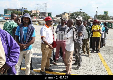 Nakuru, Kenya. 09th août 2022. Les électeurs font la queue pour voter à la station de vote des chemins de fer dans la circonscription de Nakuru Town East pendant les élections générales du Kenya. Les Kenyans ont commencé à voter mardi matin, 9 août 2022, pour élire leur président préféré et les membres des parlements nationaux et locaux. Crédit : SOPA Images Limited/Alamy Live News Banque D'Images