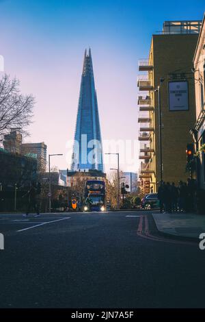 Une photo verticale de la vue latérale de Shard au coucher du soleil, Londres, Royaume-Uni Banque D'Images