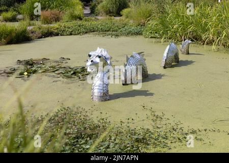 Une sculpture de serpent de mer faite de canettes de soda jetées, exposée au jardin de l'Oregon à Silverton, Oregon. Banque D'Images